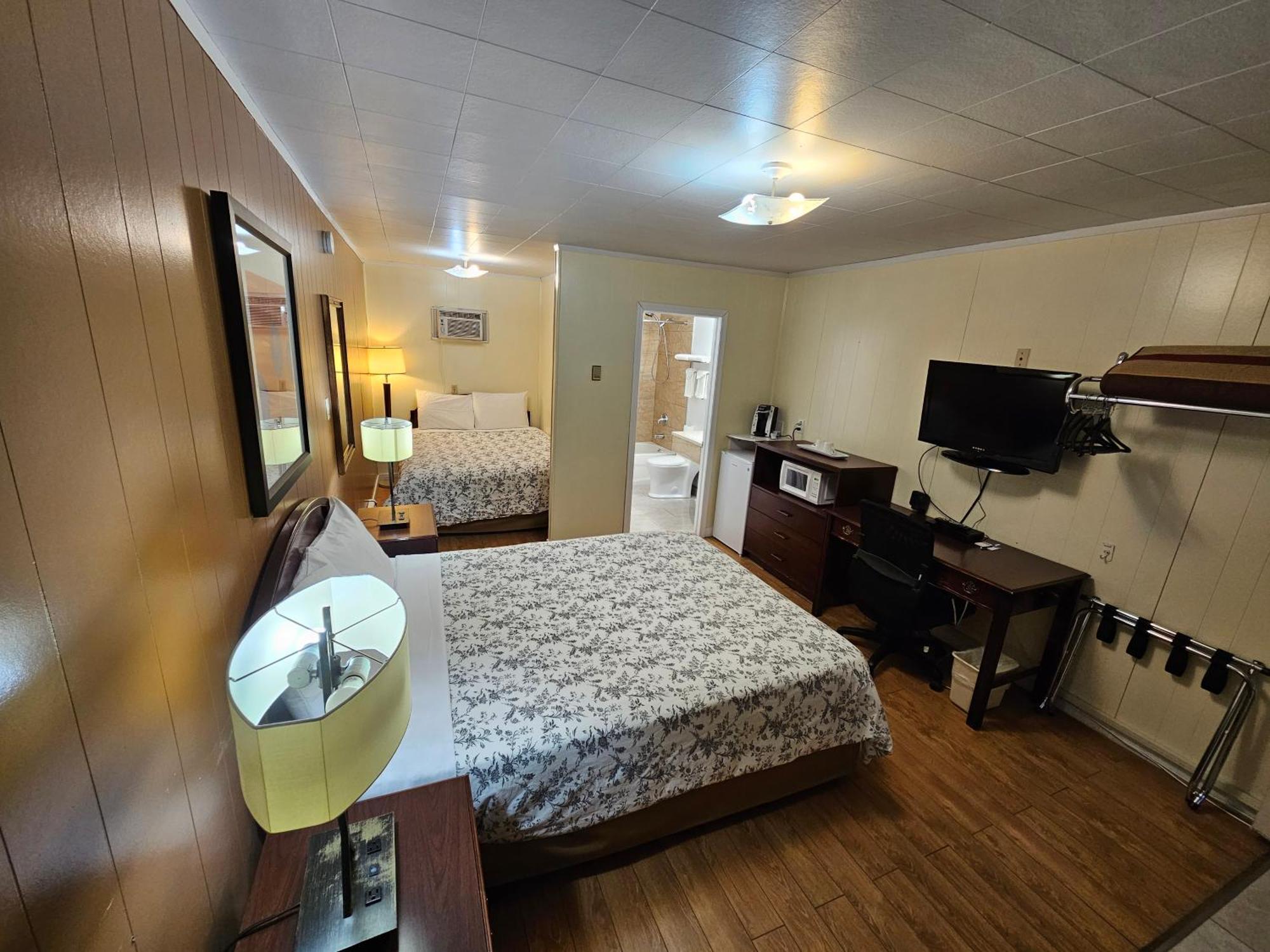 Parkway Motel & European Lodges Pincher Creek Exterior foto