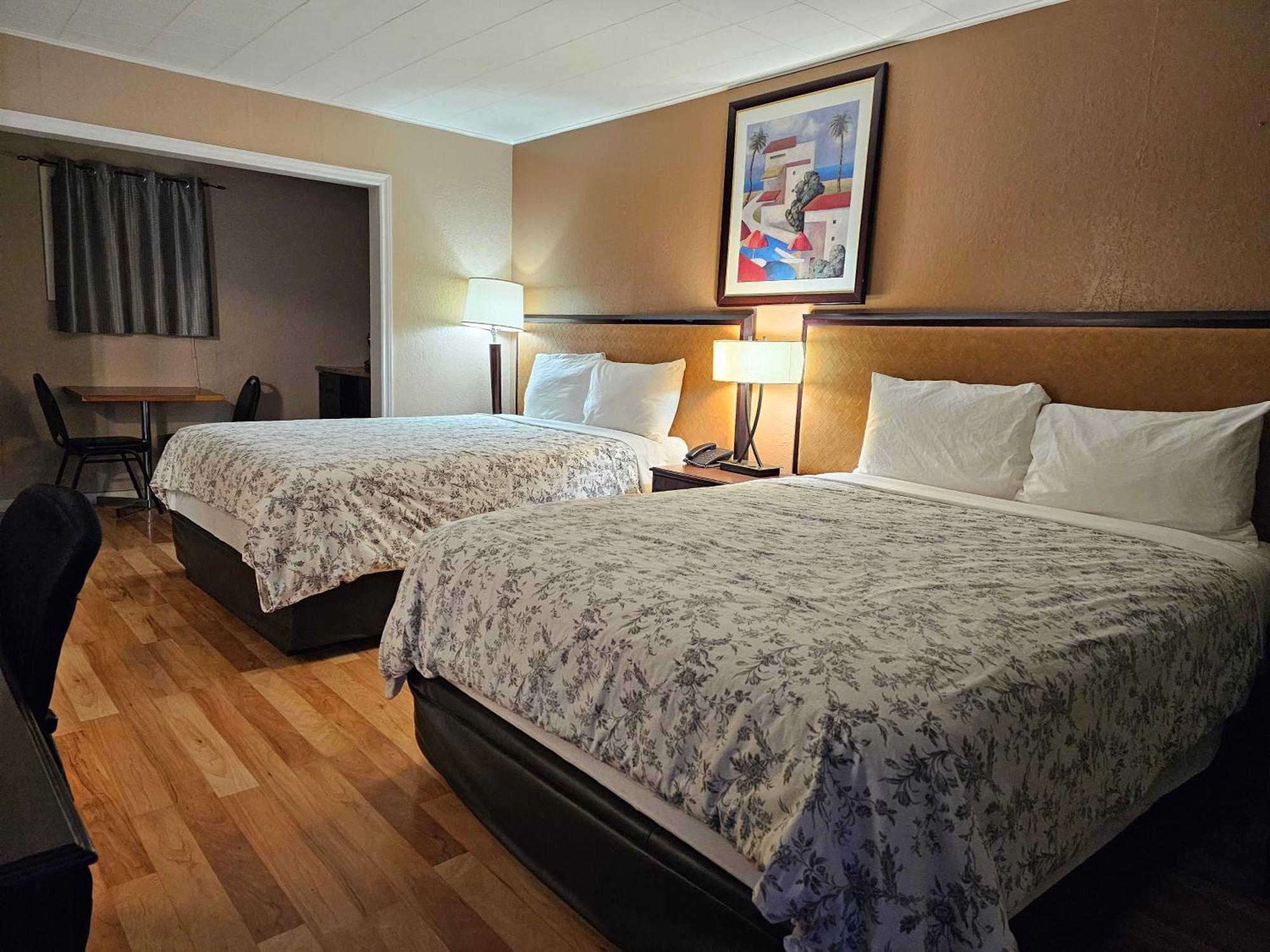 Parkway Motel & European Lodges Pincher Creek Exterior foto